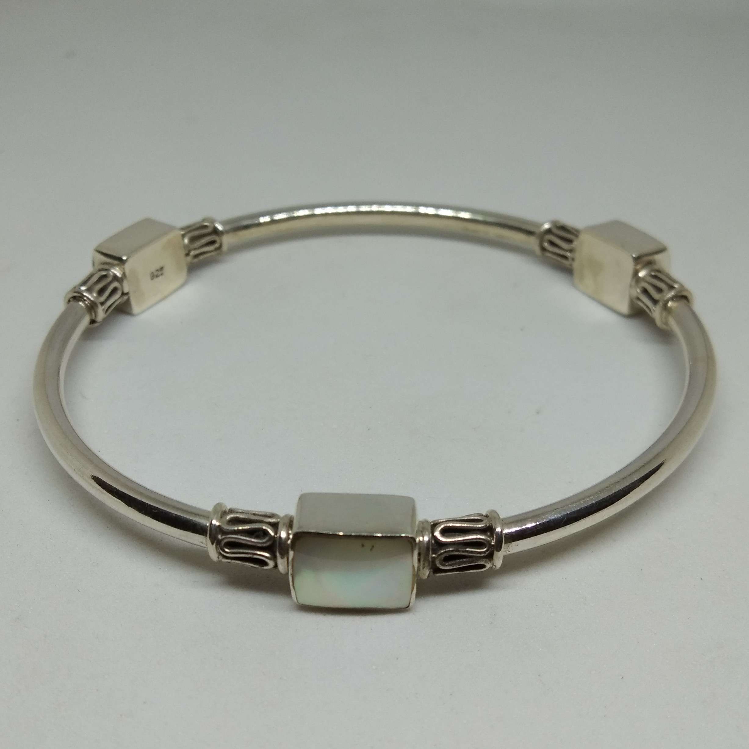 (HANDMADE 925 BALI SILVER BRACELET WITH MOTHER OF PEARL)