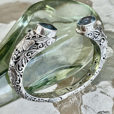 BR 13419 BT-(HANDMADE 925 BALI STERLING SILVER HINGE BRACELETS WITH BLUE TOPAZ)