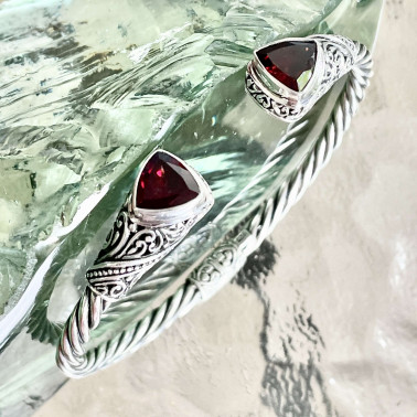 BR 15184 GR-(HANDMADE 925 BALI STERLING SILVER HINGE BRACELETS WITH GARNET)