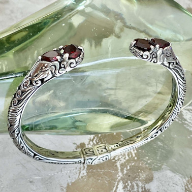 BR 15189 GR-(HANDMADE 925 BALI STERLING SILVER HINGE BRACELETS WITH GARNET)