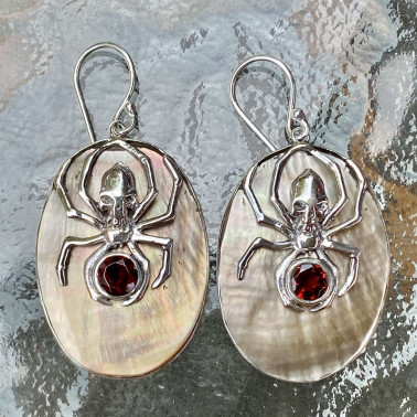 ER 14805 GR-HANDMADE 925 BALI STERLING SILVER EARRINGS WITH SHELL AND GARNET)