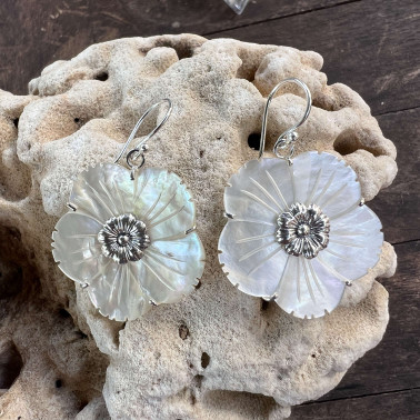 ER 15961 MP-(UNIQUE 925 BALI SILVER DAISY EARRINGS WITH MOTHER OF PEARL SHELL)
