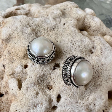 ER 15980 WMP-(925 BALI STERLING SILVER EARRINGS WITH WHITE MABE PEARL)