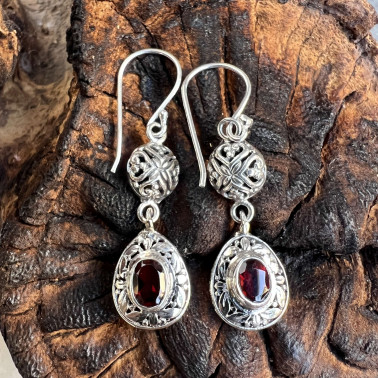ER 15940 GR-(HANDMADE 925 BALI STERLING SILVER FILIGREE EARRINGS WITH GARNET)