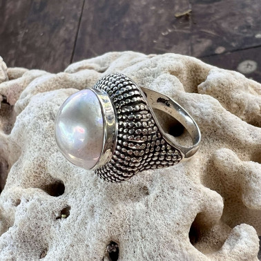 RR 15963 WMP-(UNIQUE 925 BALI SILVER RING WITH WHITE MABE PEARL)