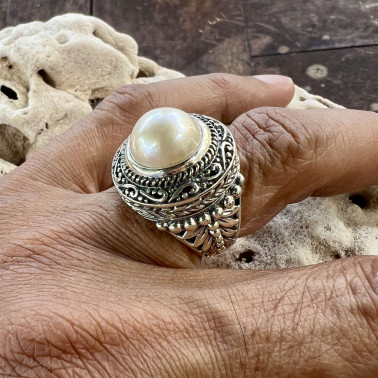 RR 15967 WMP-(UNIQUE 925 BALI SILVER RING WITH WHITE MABE PEARL)