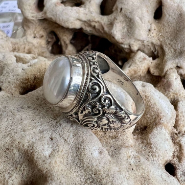RR 15974 WMP-(UNIQUE 925 BALI SILVER FILIGREE RING WITH WHITE MABE PEARL)